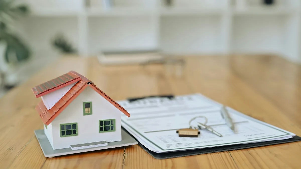 Model house and keys on insurance paperwork – Lemonade data breach class action